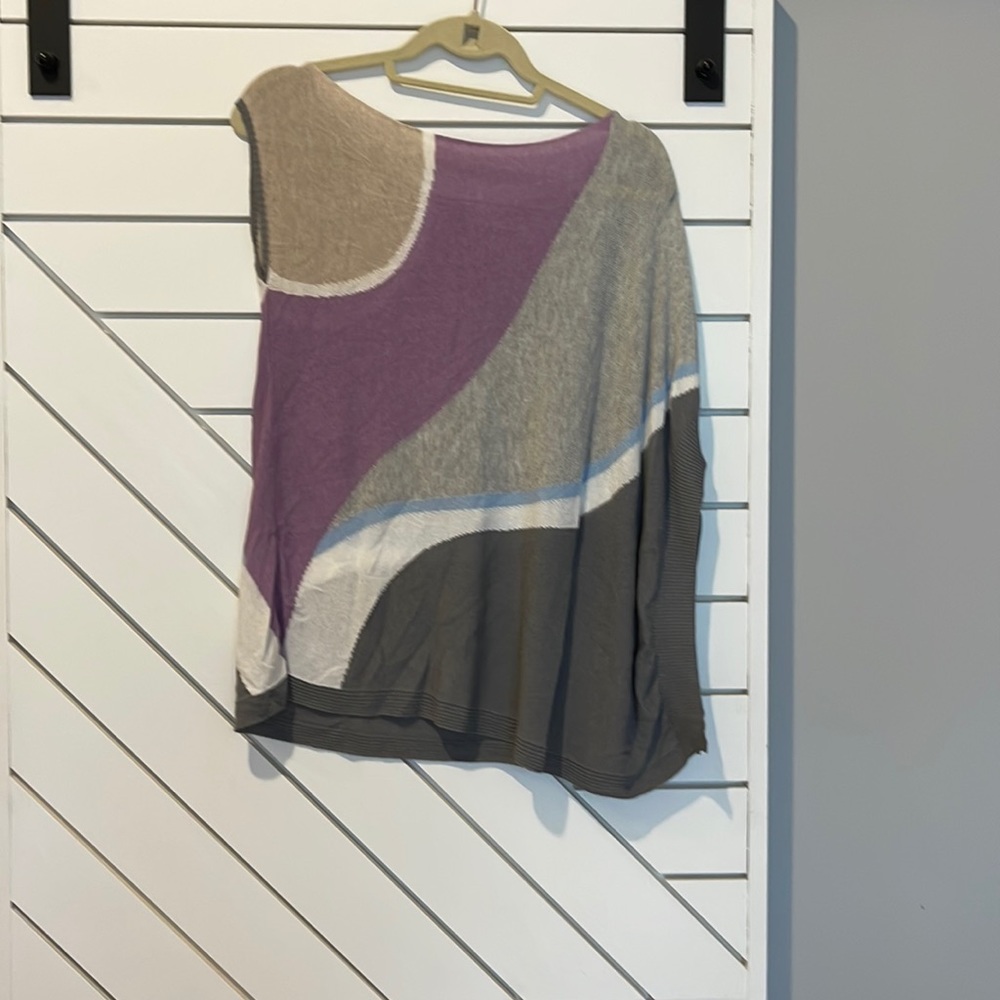 Asymmetrical geometric top from Paris